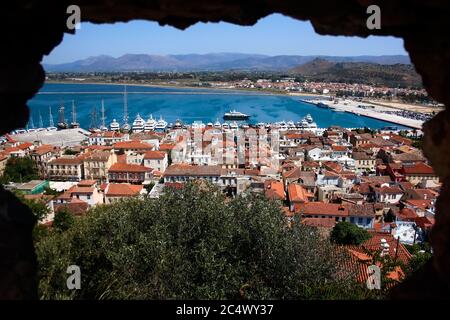 Blick auf Nafplio Stadt auf dem Peloponnes in Griechenland, die sich bis zu den Hügeln in der Nähe des nördlichen Endes des Argolischen Golfs erweitert hat Stockfoto