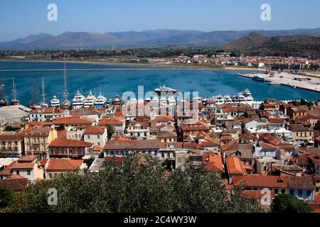 Blick auf Nafplio Stadt auf dem Peloponnes in Griechenland, die sich bis zu den Hügeln in der Nähe des nördlichen Endes des Argolischen Golfs erweitert hat Stockfoto