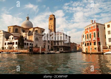 Canal Grande in Venedig vor der St. Lucia Kirche von öffentlichen Verkehrsmitteln "Vaporetto" während einer regelmäßigen Fahrt von Piazzale Roma Stockfoto
