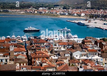 Blick auf Nafplio Stadt auf dem Peloponnes in Griechenland, die sich bis zu den Hügeln in der Nähe des nördlichen Endes des Argolischen Golfs erweitert hat Stockfoto