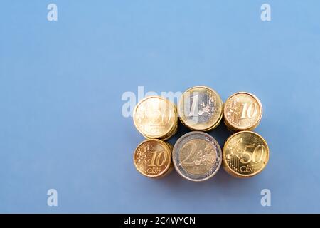 Turm von Euro-Münzen verschiedener Werte Stockfoto