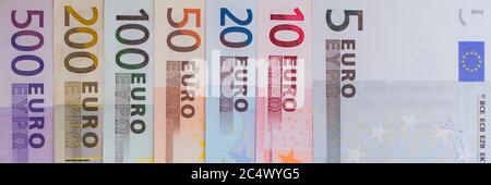 fonds von Banknoten aus verschiedenen Ländern und verschiedenen Werten Stockfoto