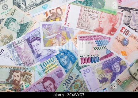 fonds von Banknoten aus verschiedenen Ländern und verschiedenen Werten Stockfoto