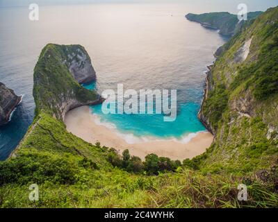 Schöner Blick auf den Kelingking-Strand auf der Insel Nusa Penida, Bali, Indonesien. Drone-Ansicht. Stockfoto