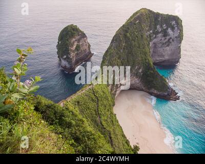 Schöner Blick auf den Kelingking-Strand auf der Insel Nusa Penida, Bali, Indonesien. Drone-Ansicht. Stockfoto