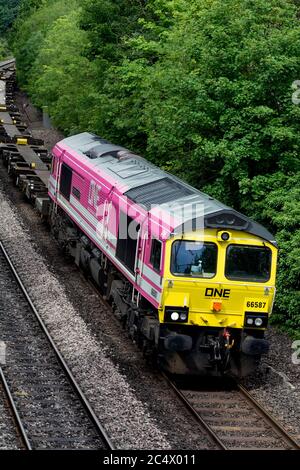 EINE (Ocean Network Express) Diesellokomotive der Baureihe 66 Nr. 66587 "WIE EINE, KÖNNEN WIR", die einen Güterzug in Warwick, Großbritannien, zieht Stockfoto