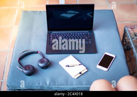 Arbeiten mit schwarzem Laptop-Computer mit Smartphone und Kaffeetasse mit auf Holztisch Stockfoto