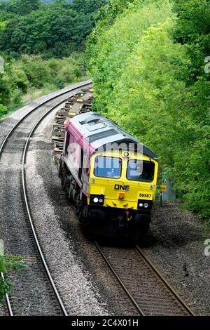 EINE (Ocean Network Express) Diesellokomotive der Baureihe 66 Nr. 66587 "WIE EINE, KÖNNEN WIR", die einen Güterzug in Warwick, Großbritannien, zieht Stockfoto