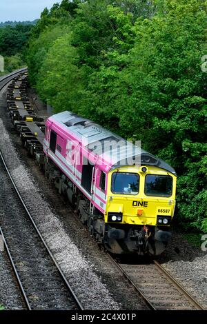 EINE (Ocean Network Express) Diesellokomotive der Baureihe 66 Nr. 66587 "WIE EINE, KÖNNEN WIR", die einen Güterzug in Warwick, Großbritannien, zieht Stockfoto