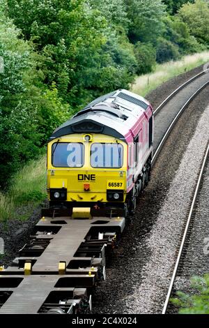 EINE (Ocean Network Express) Diesellokomotive der Baureihe 66 Nr. 66587 "WIE EINE, KÖNNEN WIR", die einen Güterzug in Warwick, Großbritannien, zieht Stockfoto