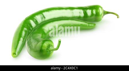 Hot grüne Paprika von gebogener Form isoliert auf weißem Hintergrund mit Clipping Pfad Stockfoto