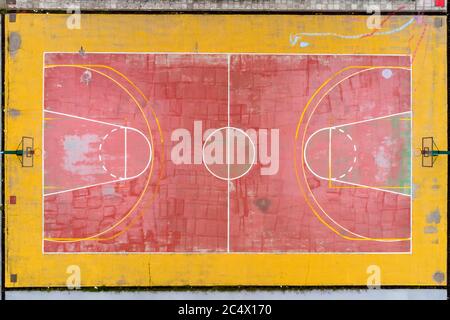 Basketballplatz und seine Layout-Ansicht von oben. Luftaufnahmen Stockfoto