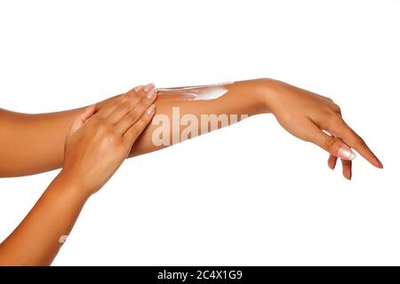 Nahaufnahme der weiblichen dunkelhäutigen Hände mit Handcreme auf weißem Hintergrund Stockfoto