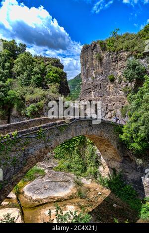 Eingang zum Kloster Sant Miquel del Fai, Katalonien, Spanien Stockfoto