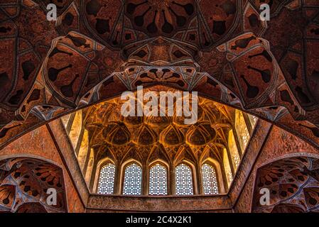 Decke in Ali Qapu Palace Musikhalle, Isfahan, Iran Stockfoto