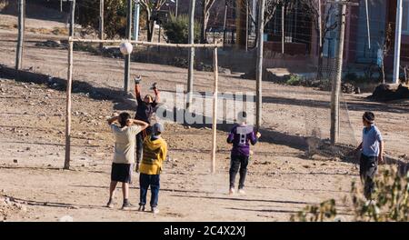 Kinder spielen Fußball im potrero Argentinien Stockfoto