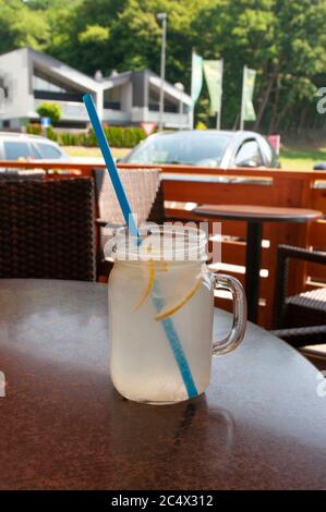 Limonade in Glastasse, erfrischendes Getränk im Café. Sommerterrasse. Stockfoto