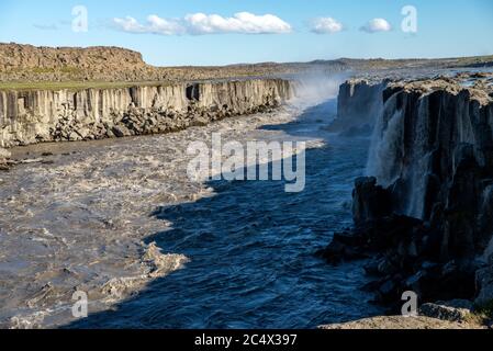 Dettifoss ist der mächtigste Wasserfall auf Island. Es ist in Jokulsargljufur National Park Der northeasten Island auf dem Fluss Jokulsa ein Fj entfernt Stockfoto