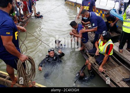 Dhaka, Bangladesch. Juni 2020. Rettungskräfte holen Leichen von Opfern nach einem Fährunfall in Dhaka, Bangladesch, 29. Juni 2020. Mindestens 30 Leichen wurden geborgen, nachdem eine Fähre, die Dutzende von Menschen trug, am Montag im Fluss Buriganga in der bangladeschischen Hauptstadt Dhaka versank. Quelle: Str/Xinhua/Alamy Live News Stockfoto