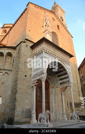 Die Basilika Santa Maria Maggiore befindet sich in Bergamo Alta, auf der Piazza del Duomo. Erbaut im 12. Jahrhundert, bewahrt das Äußere die Romanik Stockfoto