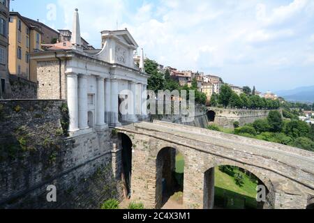 Bergamo ist eine wunderschöne italienische Stadt, die in der Lombardei liegt. Großer Charme und große Geschichte für diese Stadt in der Nähe der Alpen. Hier die San Giacomo Tür Stockfoto