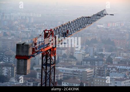 Großer und hoher Baukran mit Blick auf eine Stadt Stockfoto