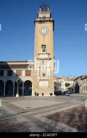 Der Turm der Gefallenen von Bergamo befindet sich im unteren Teil der Stadt auf der Piazza Vittorio Veneto, am Anfang des Sentierone. Stockfoto