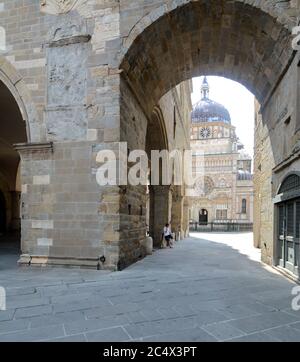 Der Palazzo della Ragione ist ein historisches Gebäude in der Stadt Bergamo aus dem 12. Jahrhundert. Daneben befindet sich die Colleoni Kapelle, eine Renaissance Stockfoto