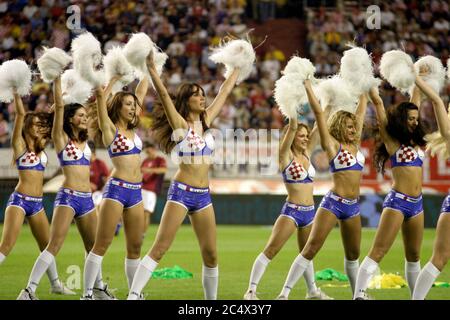 Split, Kroatien - 17. August 2005: Cheerleader auf dem Fußballplatz während des Freundschaftsspiels Kroatien - Brasilien in Split 2005 Stockfoto