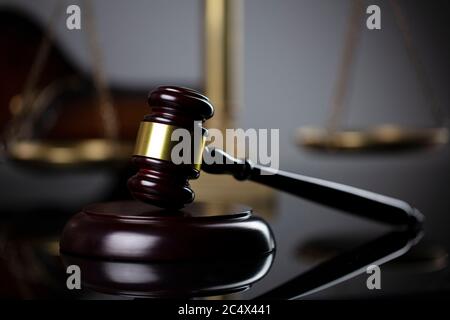 Zusammensetzung der Gesetzsymbole. Judeges Gavel und die Größe der Gerechtigkeit. Stockfoto