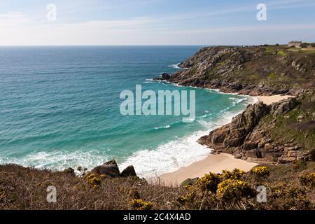 Porthcurno Beach, Cornwall, England, UK an einem hellen Frühlingstag Stockfoto