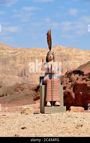 TIMNA, ISRAEL - APR 3, 2015: Figur des alten ägyptischen Gottes am Eingang zum Timna Nationalpark, Israel. Beliebte Touristenattraktion in Negev Wüste Stockfoto