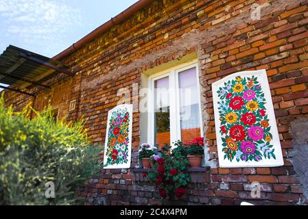 Zalipie, Polen, Jun 2020: Handbemaltes Landhaus mit Blumenmuster, in buntem polnisches Dorf. Volkskunst Stockfoto