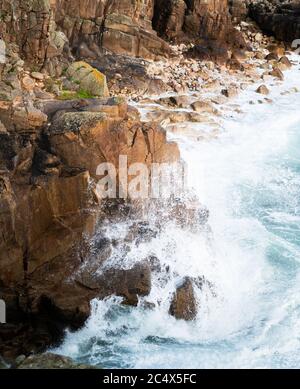 Die zerklüftete Küste von Porth Nanven, Cornwall, Großbritannien Stockfoto