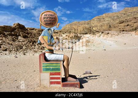 TIMNA, ISRAEL - APR 3, 2015: Figur des alten ägyptischen Gottes am Eingang zum Timna Nationalpark, Israel. Beliebte Touristenattraktion in Negev Wüste Stockfoto