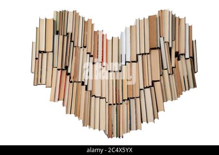 Herzform aus Büchern auf weißem Hintergrund isoliert. Konzept von Liebe und Bildung. Niemand Stockfoto