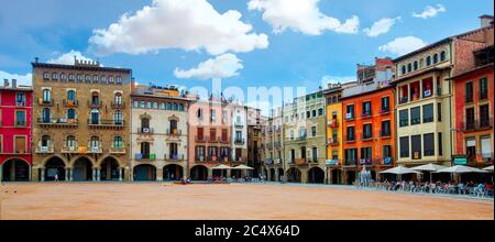 VIC, Spanien - 20. JUNI 2018: Plaza Mayor in Vic, Katalonien, Spanien Stockfoto