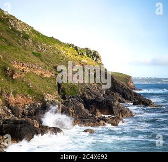 Die zerklüftete Küste von Porth Nanven, Cornwall, Großbritannien Stockfoto