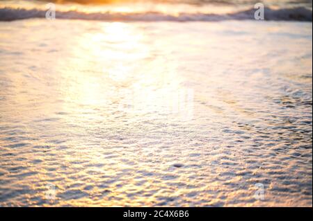 Den Sonnenuntergang über der wunderschönen Küstenlandschaft von Chapel Porth, Cornwall, Großbritannien, beobachten Stockfoto