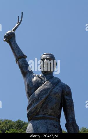 STE-MARIE DE CAMPAN, FRANKREICH, 24. Juni 2020 : EINE Bronzestatue, die einen Radfahrer zeigt, der seine Gabel auf dem Hauptplatz hält, wo Eugene Christophe die Reparatur durchgeführt hat Stockfoto