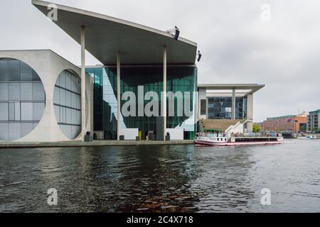 Blick auf das Marie Elisabeth Luders Haus modernes Parlamentsgebäude und die Spree mit touristischem Ausflugsboot in Berlin. Stockfoto