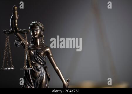 Rechtskonzept. Richter Holzgavel, Waage, alte Uhr und Themis Statue auf braunem Hintergrund in Anwaltsbüro. Stockfoto