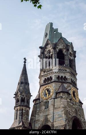 Blick auf die Kaiser-Wilhelm-Gedächtniskirche. Die Gedächtniskirche ist heute ein berühmtes Wahrzeichen des westlichen Berlins. Ruine der kaiserlichen Kirche. Stockfoto