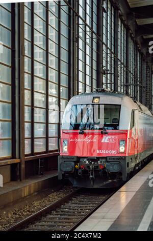 Ansicht der Lokomotive Siemens EU44-005. ICC Zug 'Berlin Warszawa Express'. Die Elektrolokomotiven ES64U4 (Taurus III) der PKP-Eisenbahngesellschaft. Stockfoto