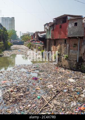 Arme und verarmte Slums von Dharavi in der Stadt Mumbai. Stockfoto