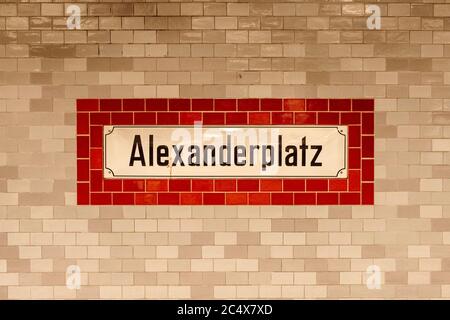 Keramikfliesen Wand mit Alexanderplatz alten Schild an U-Bahn U-Bahn-Station Alexanderplatz in Berlin, Deutschland. Stockfoto