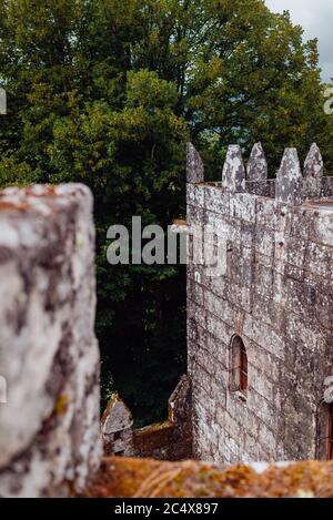 Blick auf einen der Wachtürme des Schlosses Soutomaior in Spanien, von der Innenwand Stockfoto