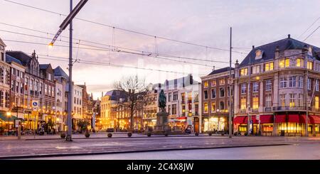 Der zentrale historische Platz Plaats mit Bars und Restaurants mit weihnachtsbeleuchtung im alten Stadtzentrum von Den Haag, Niederlande dekoriert Stockfoto