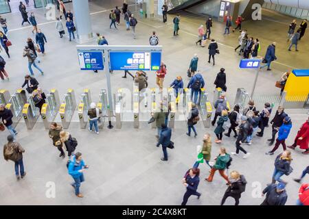 Den Haag, Niederlande - 15. Januar 2020: Pendler, die ein- und aussteigen, reisen innerhalb des Hauptbahnhofs in Den Haag, Niederlande Stockfoto