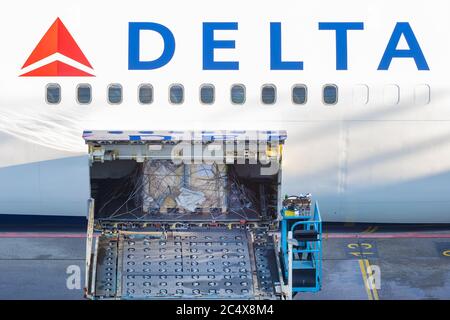 Schiphol, Niederlande - 16. Januar 2020: Verladen eines Frachtcontainers an Bord eines Delta-Airlines-Flugzeugs auf dem Flughafen Schiphol, Niederlande Stockfoto